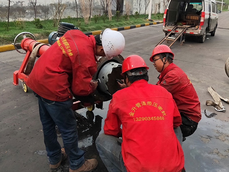DN500循環(huán)水管道帶壓開(kāi)孔順利完成！2.jpg